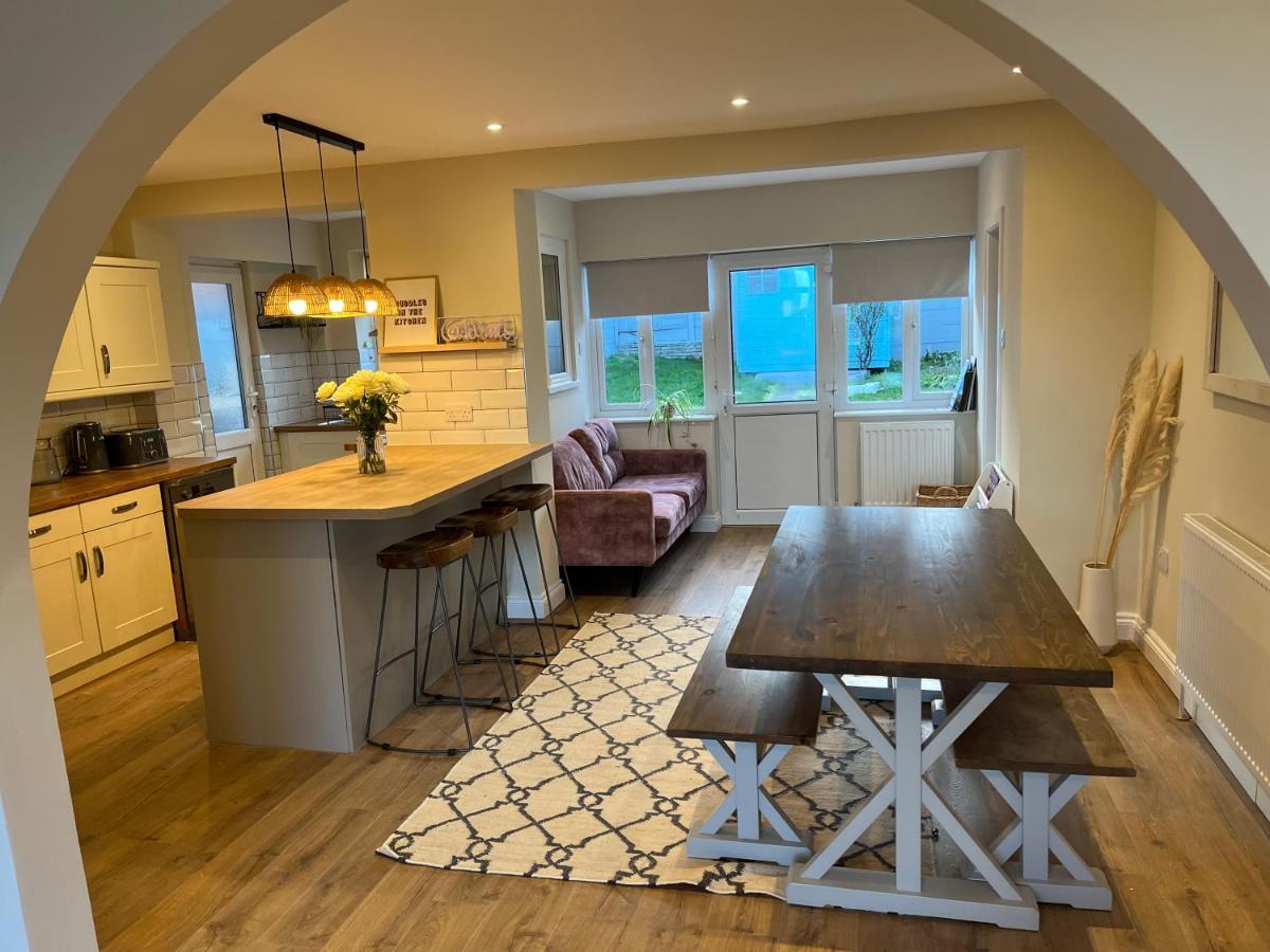 Stones Throw - Stunning House, Mins From And Dogs Welcome *