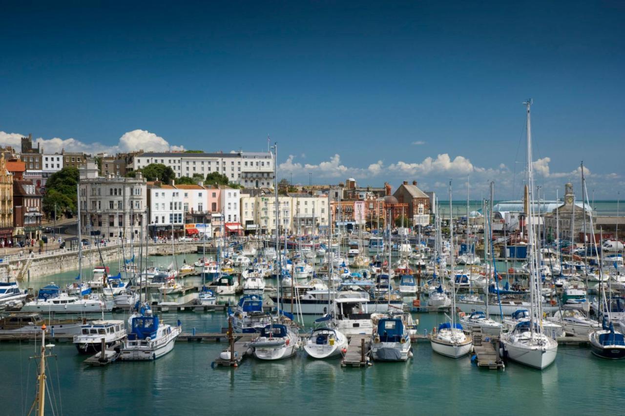 Holiday home Stones Throw - Stunning House, Mins From And Dogs Welcome Broadstairs