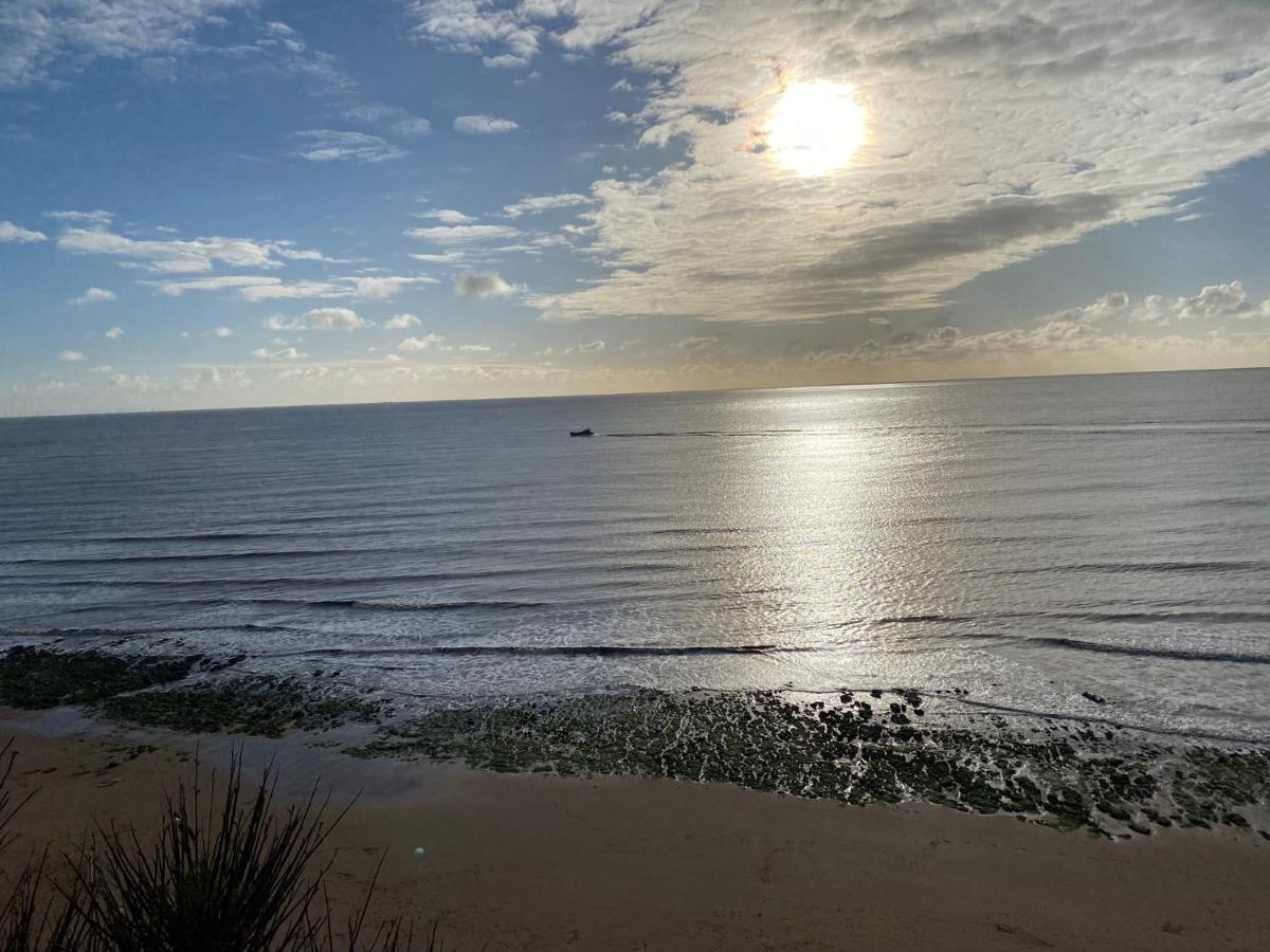 Stones Throw - Stunning House, Mins From And Dogs Welcome Holiday home Broadstairs
