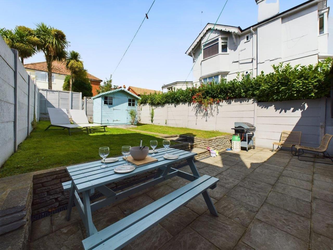 Stones Throw - Stunning House, Mins From And Dogs Welcome Holiday home *
