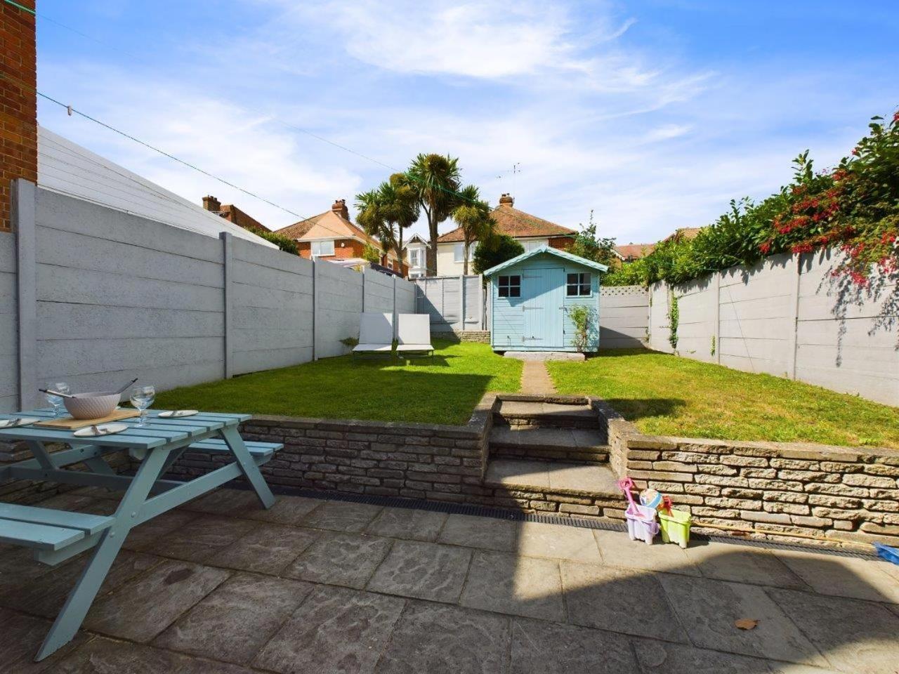 Stones Throw - Stunning House, Mins From And Dogs Welcome Holiday home Broadstairs