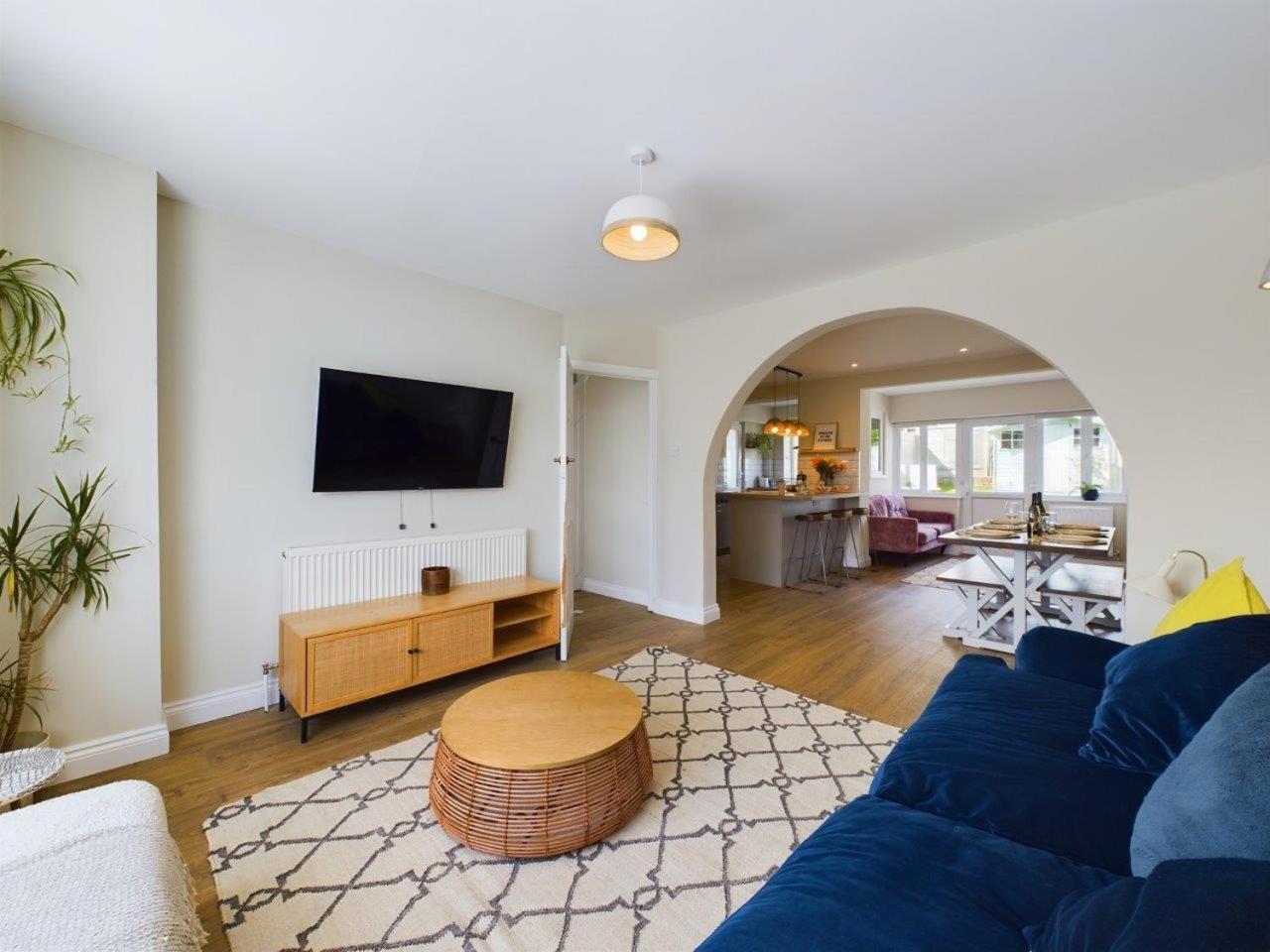 Stones Throw - Stunning House, Mins From And Dogs Welcome Holiday home *