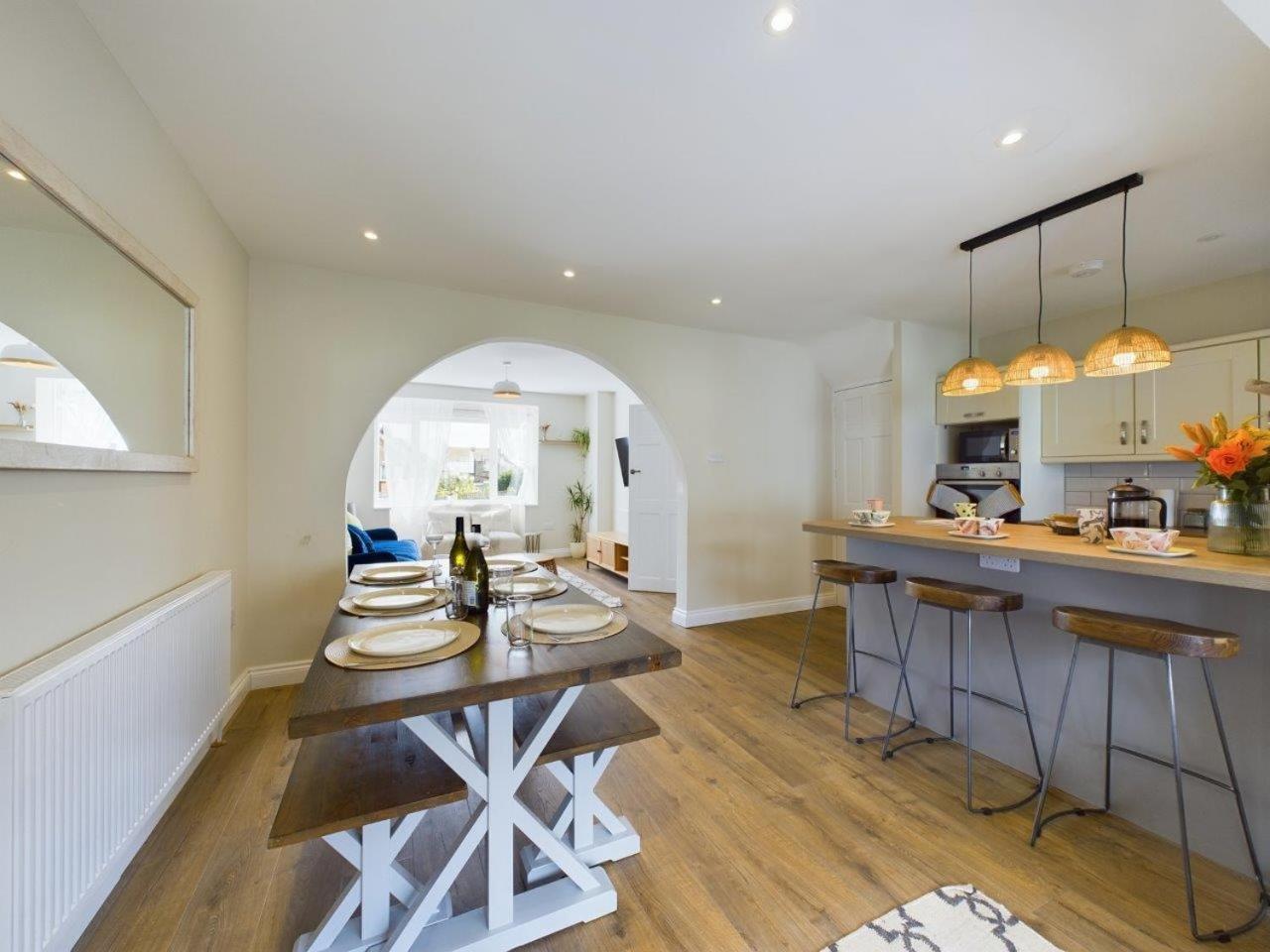 Stones Throw - Stunning House, Mins From And Dogs Welcome *