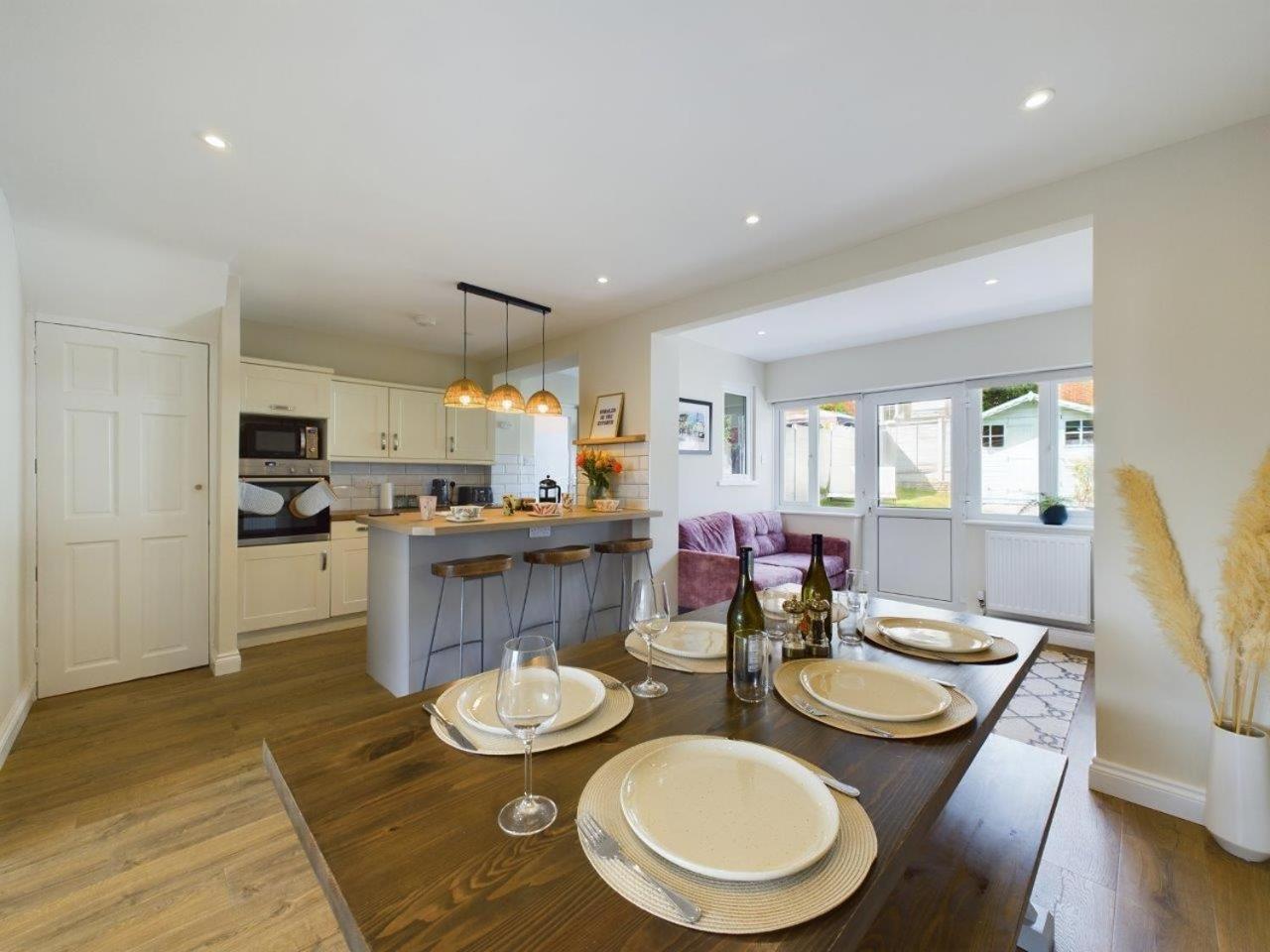 Stones Throw - Stunning House, Mins From And Dogs Welcome Holiday home Broadstairs