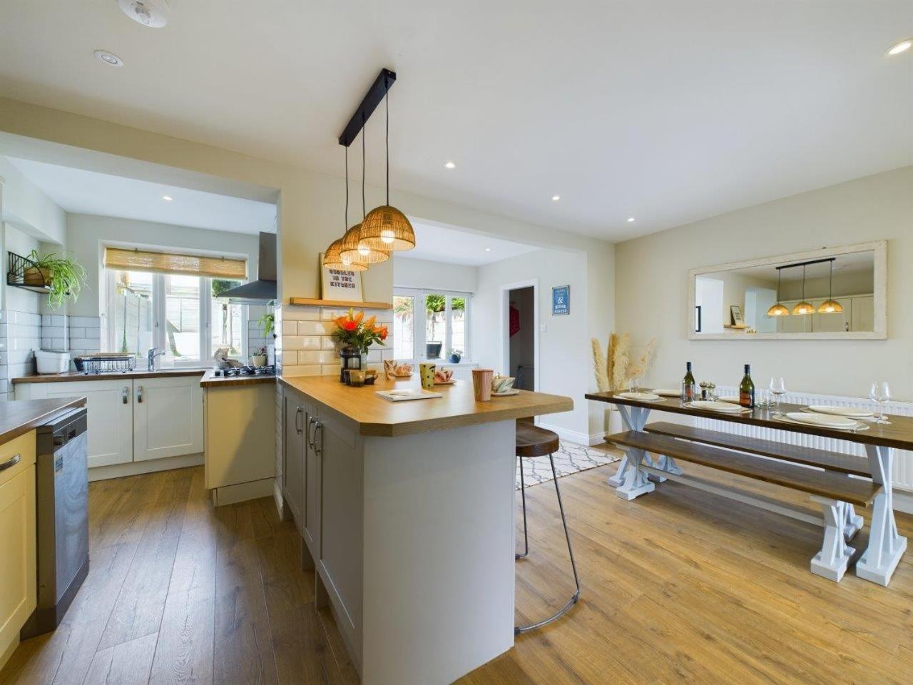 Holiday home Stones Throw - Stunning House, Mins From And Dogs Welcome *