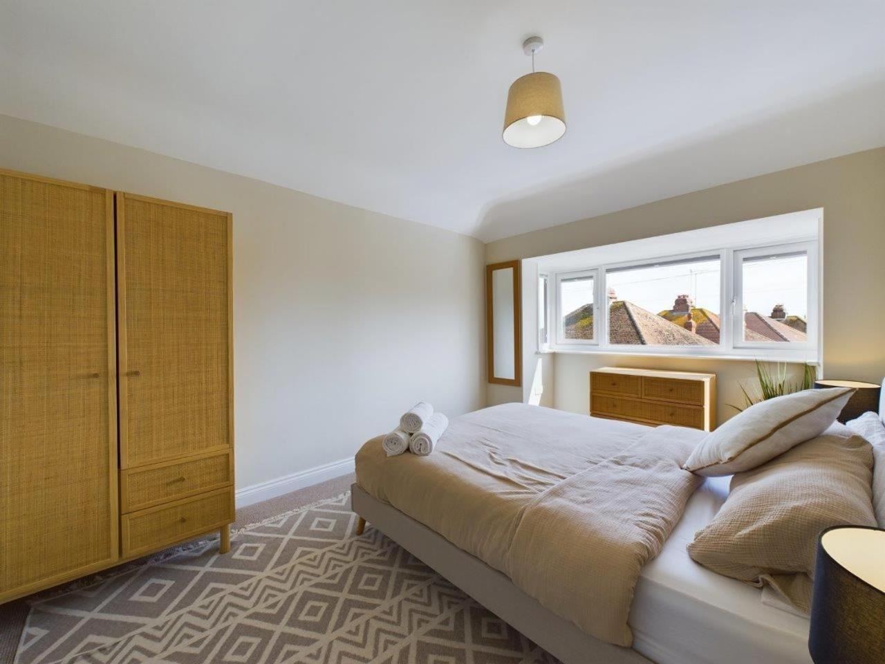 Stones Throw - Stunning House, Mins From And Dogs Welcome Holiday home Broadstairs