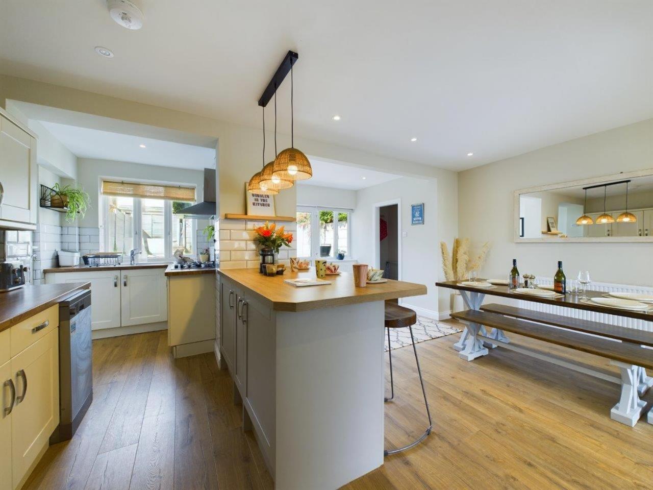 Stones Throw - Stunning House, Mins From And Dogs Welcome Holiday home *