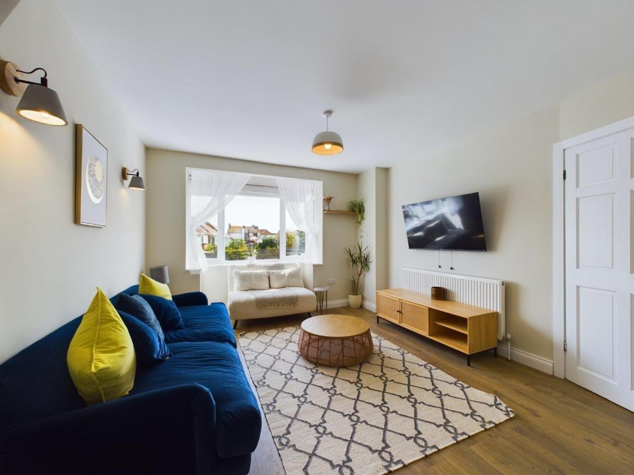 Holiday home Stones Throw - Stunning House, Mins From And Dogs Welcome *